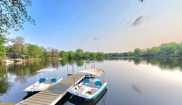 Lake Retreat, Year Round Hot Tub, Pool Table, Pedal Boat