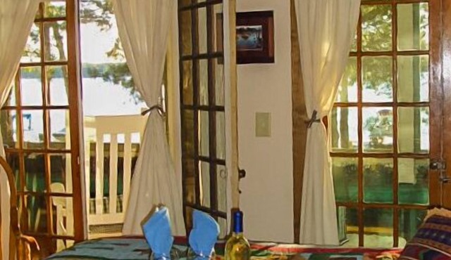 Lake Ripley Lodge w Lake Front Rooms, Grand Porch, Kayaks & Paddleboard