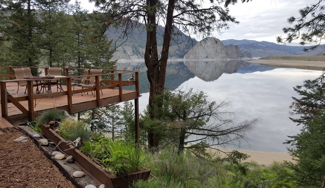 Lake Roosevelt Custom-built, WATER-FRONT log home # You won't want to leave