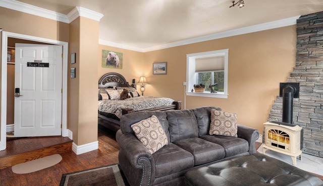 Lake Roosevelt Suites - The Bear Den