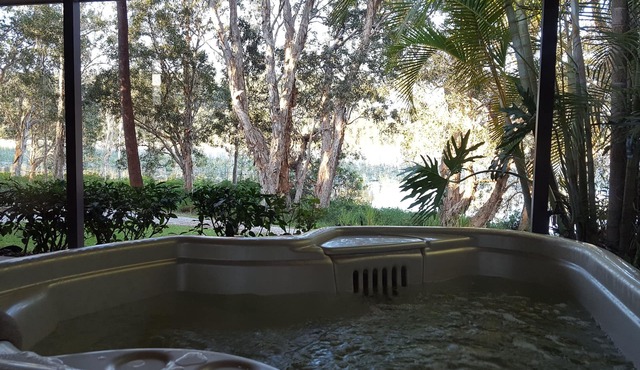 Lake Russell Lakeside Retreat- McCubbin Cottage