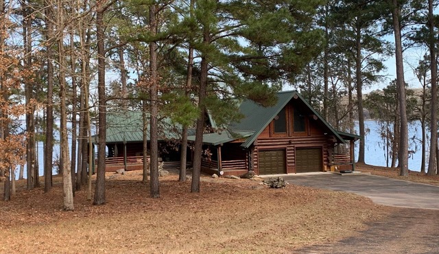 Lake Sam Rayburn - Waterfront Custom Log home, 2000 Sq Ft