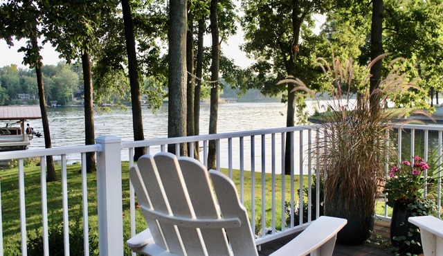 Lake Sara cottage: 3BR/2BA, hot tub, swim dock, firepit, kayaks, & lake views!
