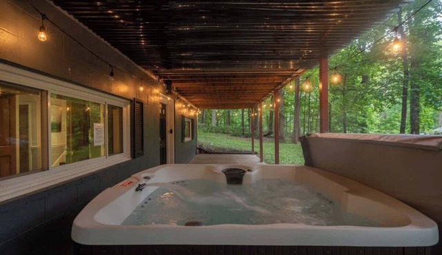 Lake Shannondale Retreat | Jacuzzi + Pool Table