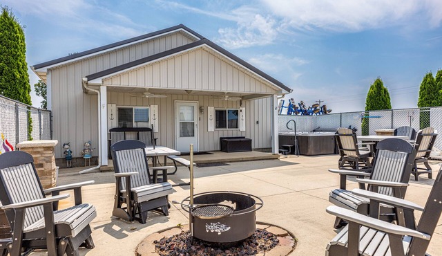 Lake Shelbyville Country Cottage w/Hot Tub - 5 minutes from Lake