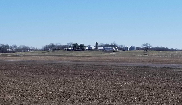LAKE SHELBYVILLE FARMHOUSE. 5 minutes from Lake Shelbyville. SLEEPS 9