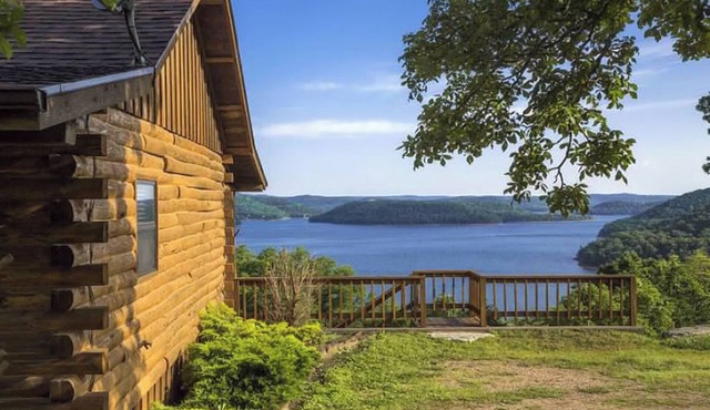 Lake Shore Cabin on Beaver Lake with Boat Dock & Swim Deck