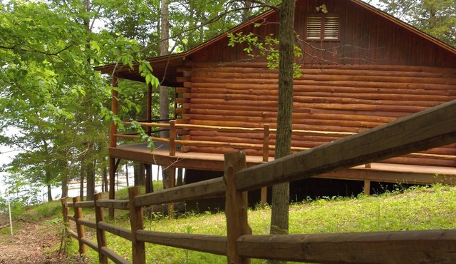 Lake Shore Cabins on the Waterfront of Beaver Lake with Boat Dock & Swim Deck