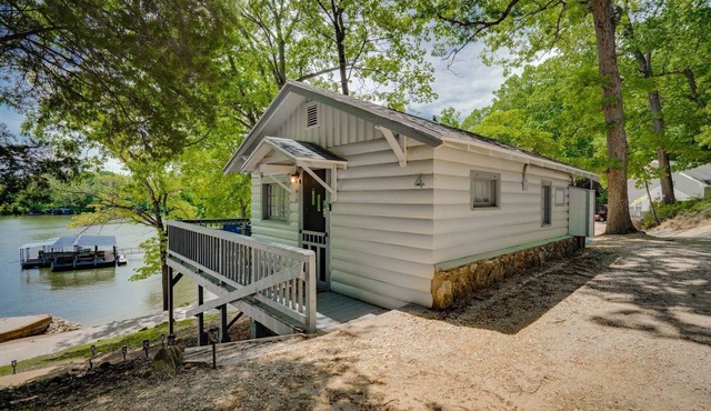 Lake shore fishing cabin #3, Ramp, Boat slip/Dock, great fishing