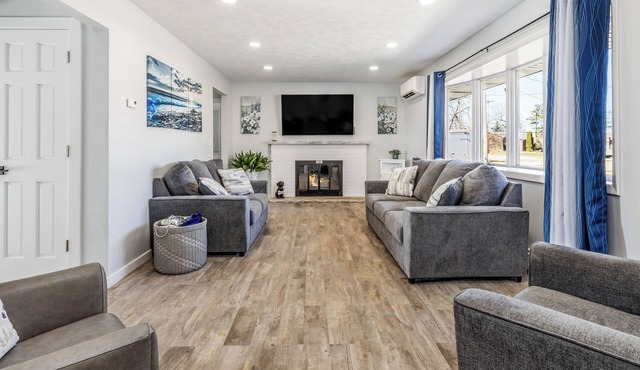 Lake Shore Luxury- 4-bedroom house in charming Escanaba with AC, WiFi. Book now