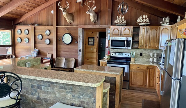 Lake side Abode with a Spectacular year round View of the lake. 🌅