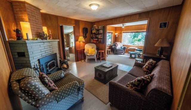 Lake side, beach access, 50s Inspired cottage in Port Stanley, ON!