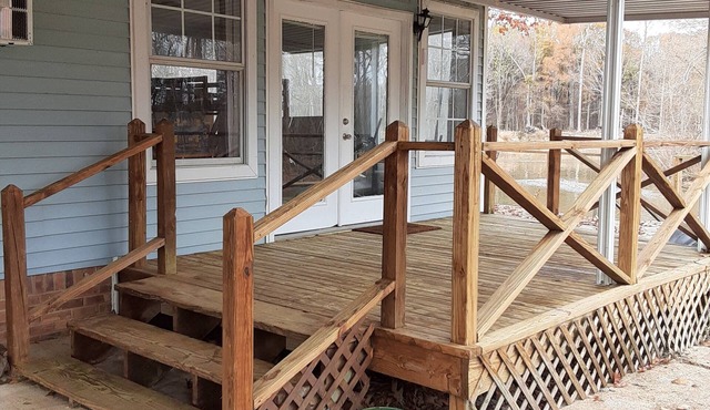 Lake side cabin with spacious den
