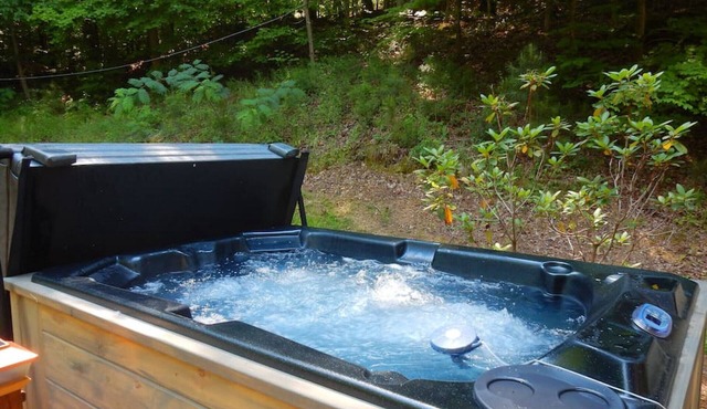 LAKE SIDE COTTAGE · NO SUNDAY CHECK INS Lakeside Cottage