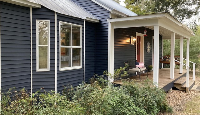 Lake Side Cottage with Two Bed Rooms on Private Pond at Country Charm B&B