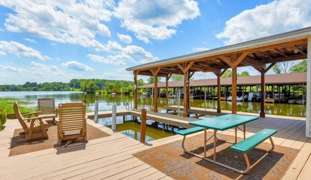 Lake Side Family Oasis - Public Side