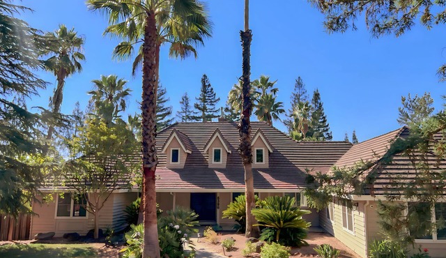 Lake side relaxing resort for family and group retreat.