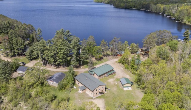 Lake Side Resort! 3 Buildings, sleeps 57! Sandy Beach, Game Room & More!