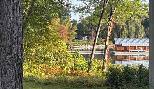 Lake side unit - enjoy winter or plan your summer getaway!