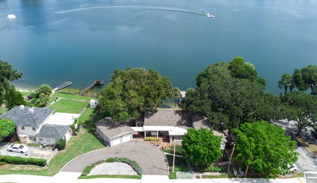 Lake Silver Retreat – 5BR Lakefront Home w/Dock, Kayaks & Legoland-Themed Room – Perfect Getaway!