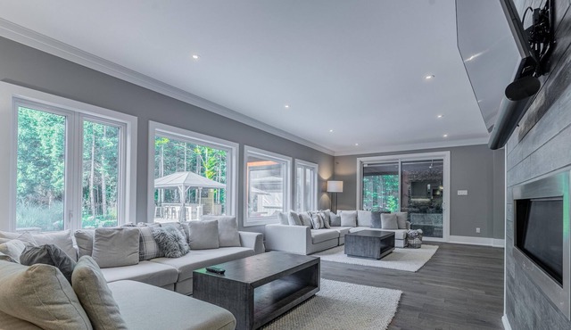 Lake Simcoe Cottage with pool & hot tub