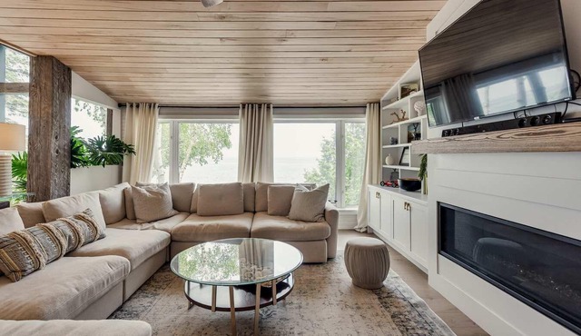 Lake Simcoe Luxury waterfront Retreat near Friday Harbour! Hot Tub!