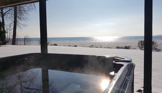 Lake Simcoe Very Rare Southern Exposure Timberframe Waterfront With Hot Tub