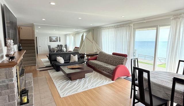 Lake Simcoe Waterfront Cottage. All Season Getaway,