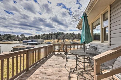 Lake Sinclair Cottage with Deck & Boat Dock!