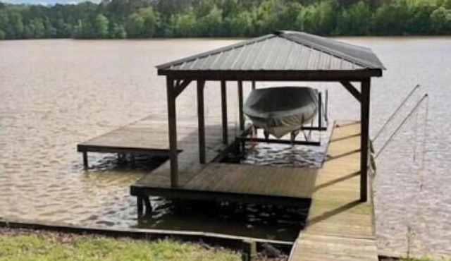 Lake Sinclair cottage! Open water views, 2BR/1BA, kayaks, dock access.Near ramps
