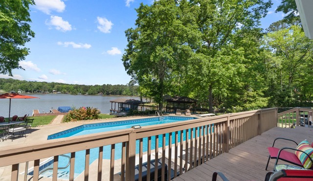 Lake Sinclair Happy Place -NEWLY LISTED! Pool + Jacuzzi, Kayaks, Firepit + more!