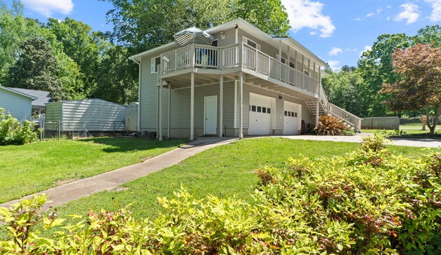Lake Sinclair Happy Place Guest Suite, 2BR/1BTH, Sleeps 6 Pool & Hot tub Access!