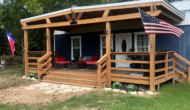 Lake Somerville Cabin~ Pet Friendly~ Minutes from Lake!