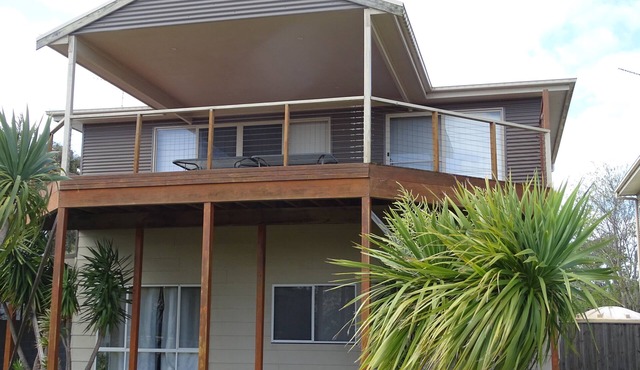 Lake St House. Large holiday home opposite Lake Victoria, views over the lake!