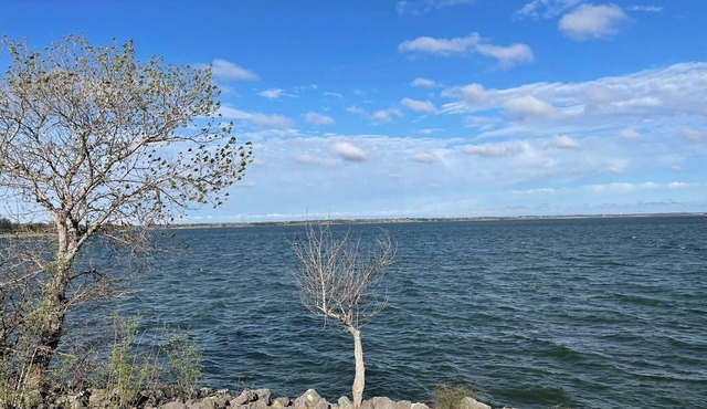Lake stay w/white picket fence