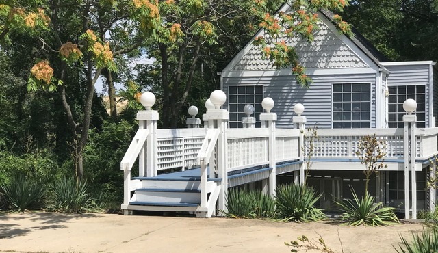 Lake Street Beach Home-A short reach to the beach!