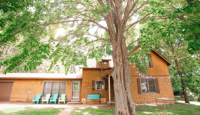 Lake Street Retreat: Charming Getaway with Stunning Lake View Sunsets