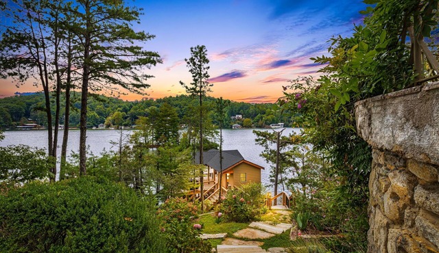 Lake Summit Estate. Directly On The Water!