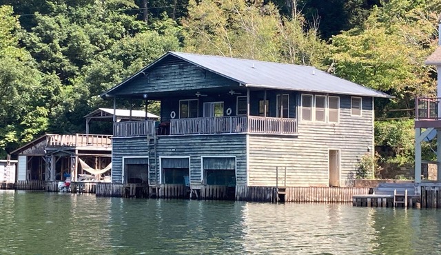 Lake Summit house and boathouse stocked with all the fun stuff.