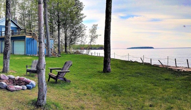 Lake Superior Lodge w/Private Lakefront Large Deck, Island Views, Pictured Rocks