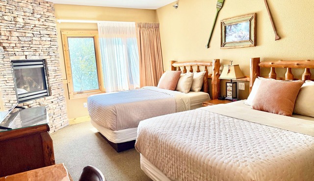 Lake Superior Two Queen Bed Studio~Pool/Hot tub-Burlington Bay