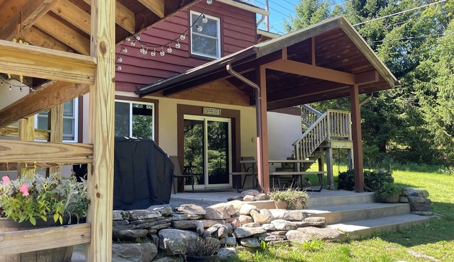 Lake, Swimming pond on property, Hot tub, fire pit, grill and more, pet friendly