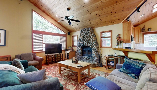 Lake Tahoe Cabin with Hot Tub, Private Studio & Yard - Near Resorts