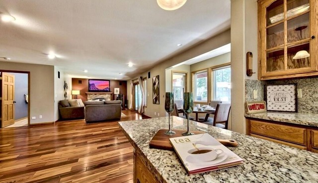 Lake Tahoe spacious Retreat with fun yard mv19