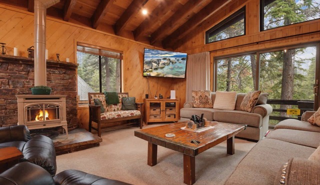 Lake Tahoe Treasure! Minutes from Beach & Skiing