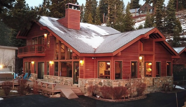 Lake Tahoe Vista, lakefront home plus connected 1bm suite! Close to all the fun