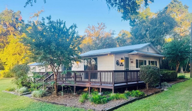 Lake Talquin cozy 2-bedroom cottage w/peaceful lakeview. 35 minutes from FSU.