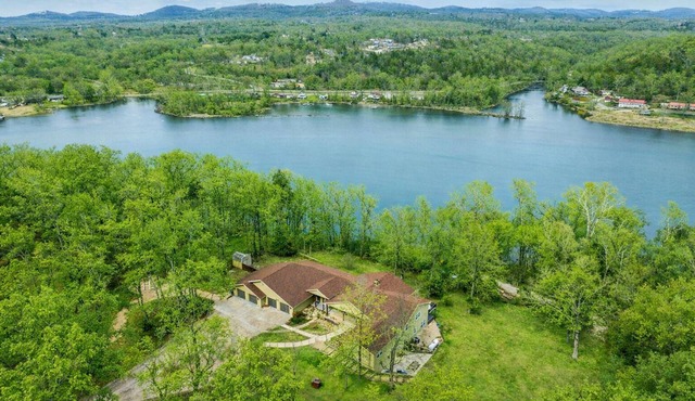 Lake Taneycomo Lakefront Lodge on 6 Acres Sleeps 16 Free Group Tickets