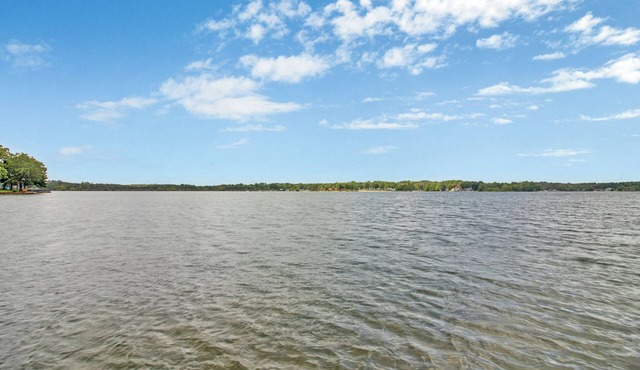 Lake Tansi Cabin – 2BR, Sleeps 8, Full Kitchen & Cozy Living Room!