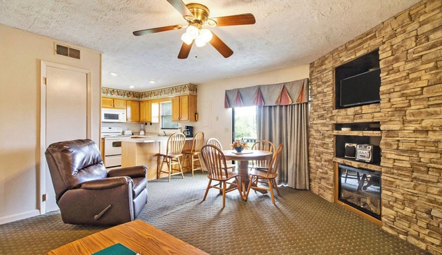 Lake Tansi Fun Starts Here – Cozy 2BR + Resort Extras!